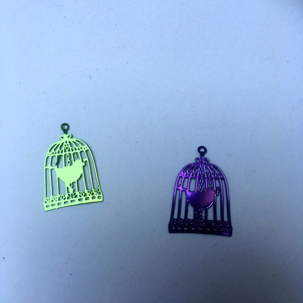 Lot de 2 breloques plates cages à oiseaux plates, un vert et un violet. Breloques laser oiseaux, cage pour fabrication de bijoux DIY.