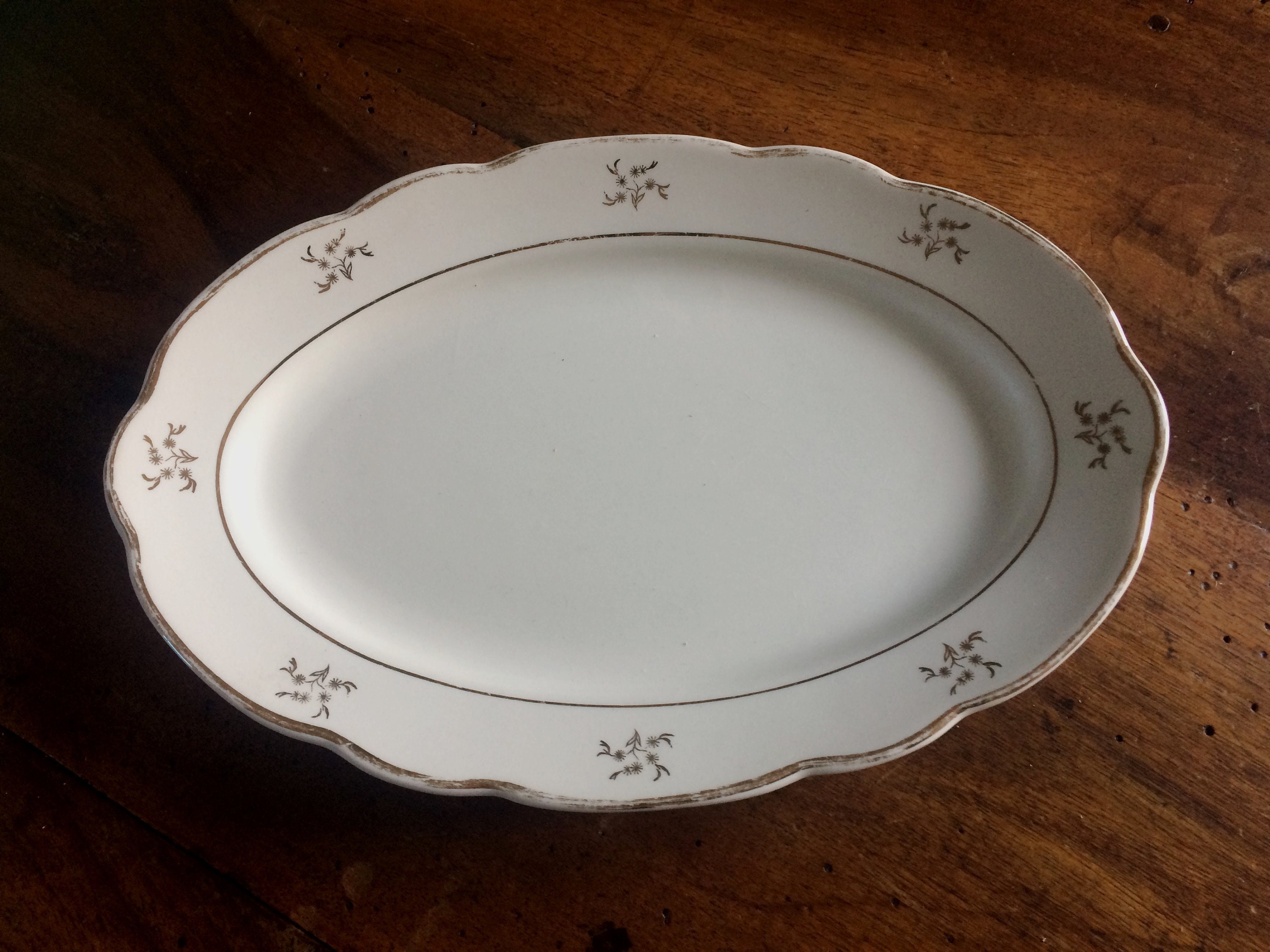 Grand Plat de Présentation Ovale en Terre Fer, Blanc avec Dorures et Fleurs Or. Maison Sarreguemines