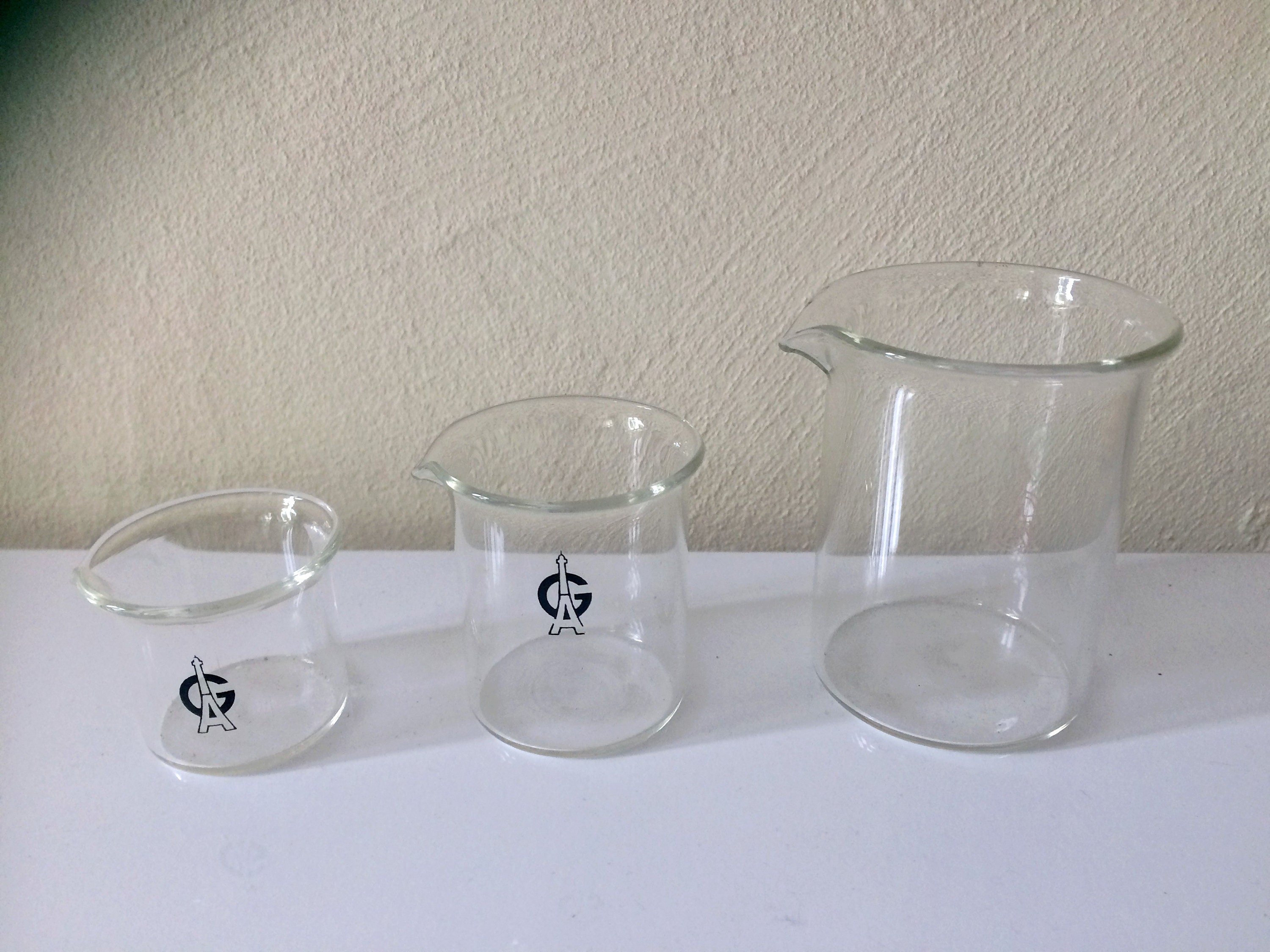 Lot de 3 Béchets en Verre Laboratoire. Béchets, Matériel Laboratoire, Médical Vintage. Béchets Taill