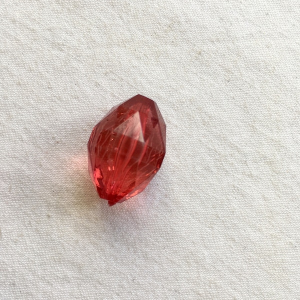 Une grosse perle vintage rouge transparente ovale, à facettes. Perles rouge transparente en forme d'olive en résine. Résine rouge pour bijou