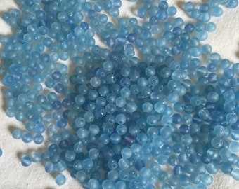 Lot de perle rondes en résine bleue.  Lot de perles vintage bleue effet dépoli givré. Perles pour bijoux DIY. Perles rondes givrées.