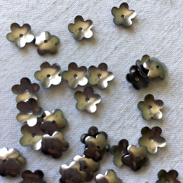 2 Coupelles en acier inoxydable; coupelle pour perle, décoration de bijoux en acier argent. Coupelles en forme de fleurs  argentées.
