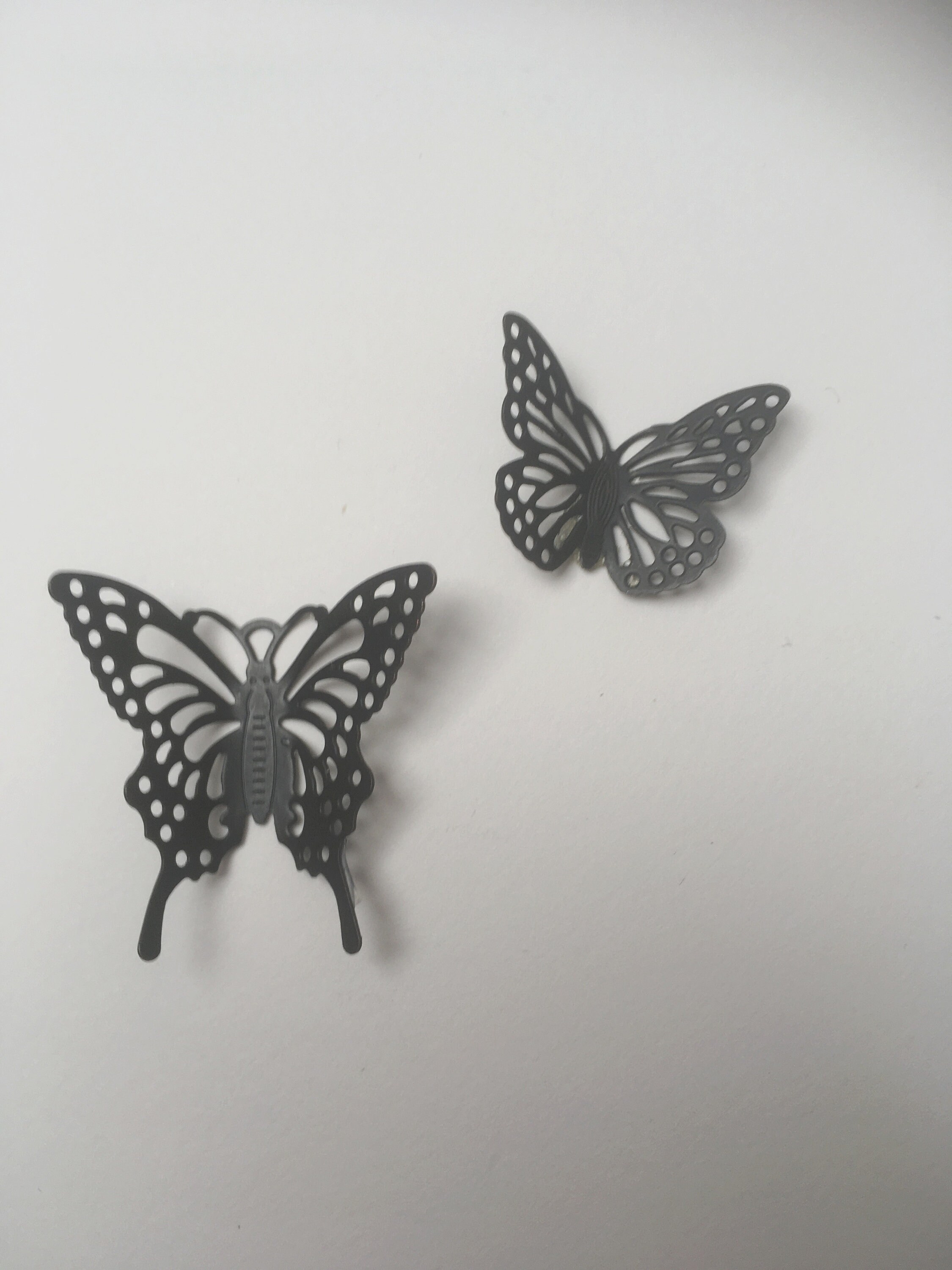 Lot de 2 Papillons en Métal Noir Plat, Estampe Ajourée. Papillons 3D, Possibilité Les Aplatir. Pour 