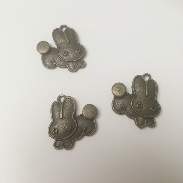 Lot de 3 breloques lapin en métal bronze. Breloques pour bijoux enfants, style enfantin, couleur rétro. Lapin pour bijoux DIY, bijoux lapin