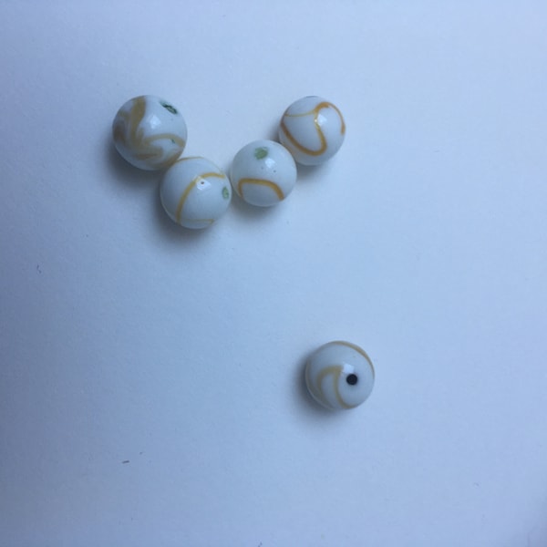 Lot de 5 perles rondes en porcelaine. Porcelaine blanche à incrustations jaunes. Perles en céramique pour bijoux DIY. Lot de perles blanches