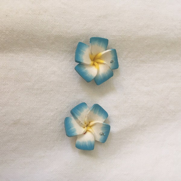 Flower beads in polymer clay, fimo. Flowers in fimo white, blue and yellow for jewelry. Polymer flower cabochons. DIY sticking flowers.