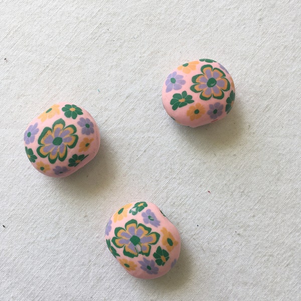 Set aus großen Perlenanhängern in rosa Fimo mit Blumen. Vintage-Palettenperlen aus Polymer-Ton. Handgefertigte Schmuckperlen, groß