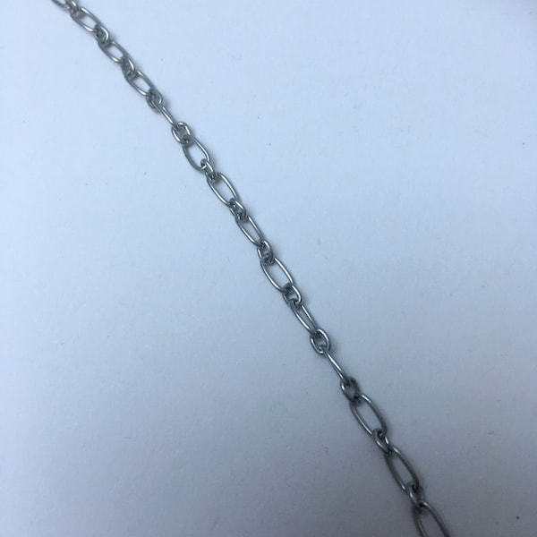 One meter of fine silver chain, with open and alternating fine links. Chain for gourmette, necklace and creation of jewelry and accessories.