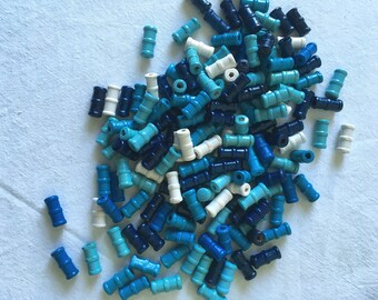 Lot de 20 perles en bois longues peintes. Perles longues peintes en bleu et blanc. Lot aléatoire. Perles pour bijoux DIY, pour enfants.