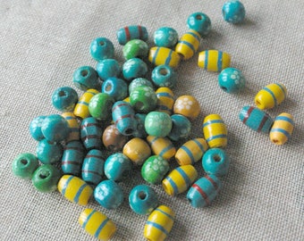 Lot de 20 perles en bois de couleur aléatoire. Lot de perles de formes différentes. Perles en bois colorées, loisirs créatifs enfants.