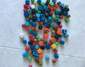 Lot de 20 perles cubes en bois de couleur aléatoire. Perles carrées en bois pour les enfants, bijoux en bois. Lot de perles aléatoires.