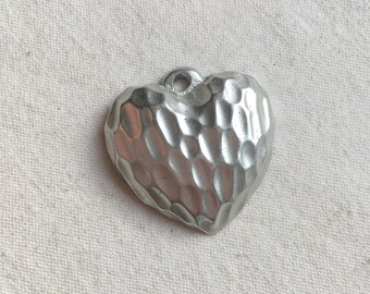 A heart pendant in gray metallic resin. Pendant for DIY, hammered metal effect. Jewel heart for DIY, vintage. DIY jewelry accessory