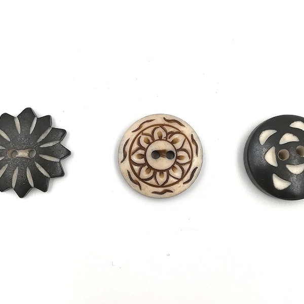 Bouton artisanal en corne de Yak de couleurs noir, beige et marron, motifs étoile, rond et floral, 2 cm x 1 pièce