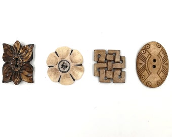 Bouton artisanal en corne de Yak marron et beige, motif floral, carré et oval, Entre 3 et 4,2 cm x 1