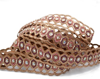 Ruban Indien ajouré, doré, violet, strass,brodé de cannetille, perle, fil rose et doré, 3,8 cm / 2,7 cm x 1 mètre