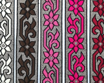 Ruban tissé Indien noir et doré à motif floral blanc, marron, rose, fuchsia, rouge en coton polyester et lurex, 3 cm x 100 cm