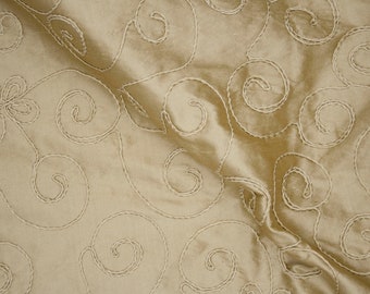 Tissu brodé en soie et viscose de couleurs beige et doré, Laize : 140 cm x 50 cm