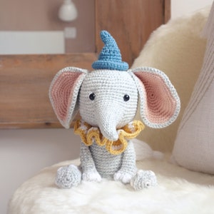 Jumbo the baby elephant: French, English and German PDF crochet tutorial / adorable amigurumi pattern