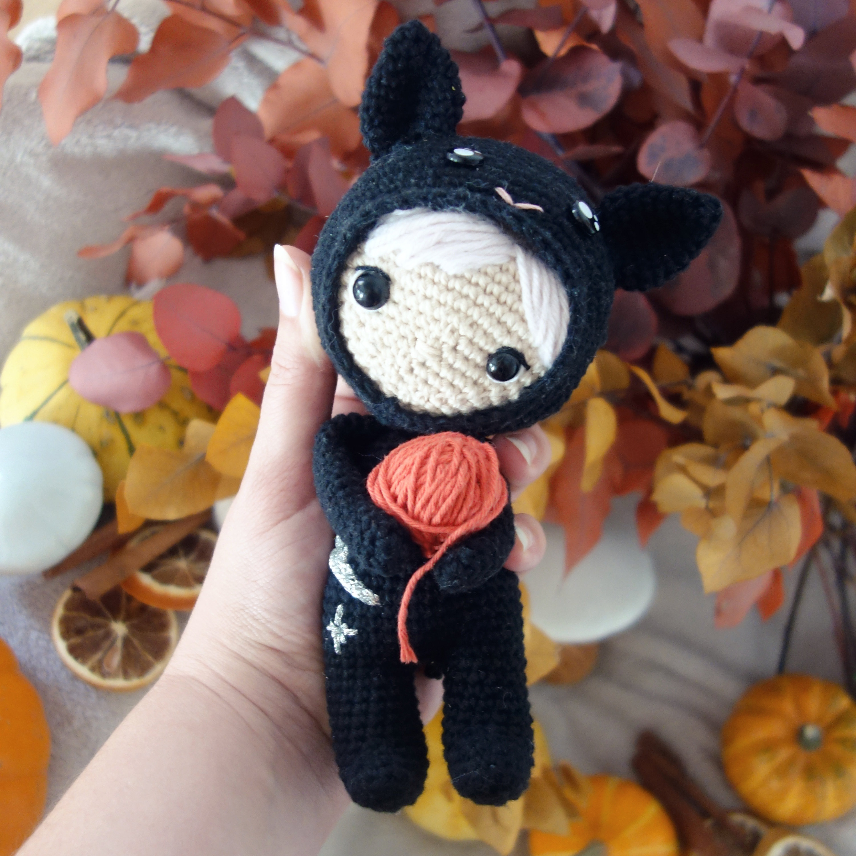 編みぐるみ編み図：ハロウィンの小さな猫「ミク」 / フランス語版PDF