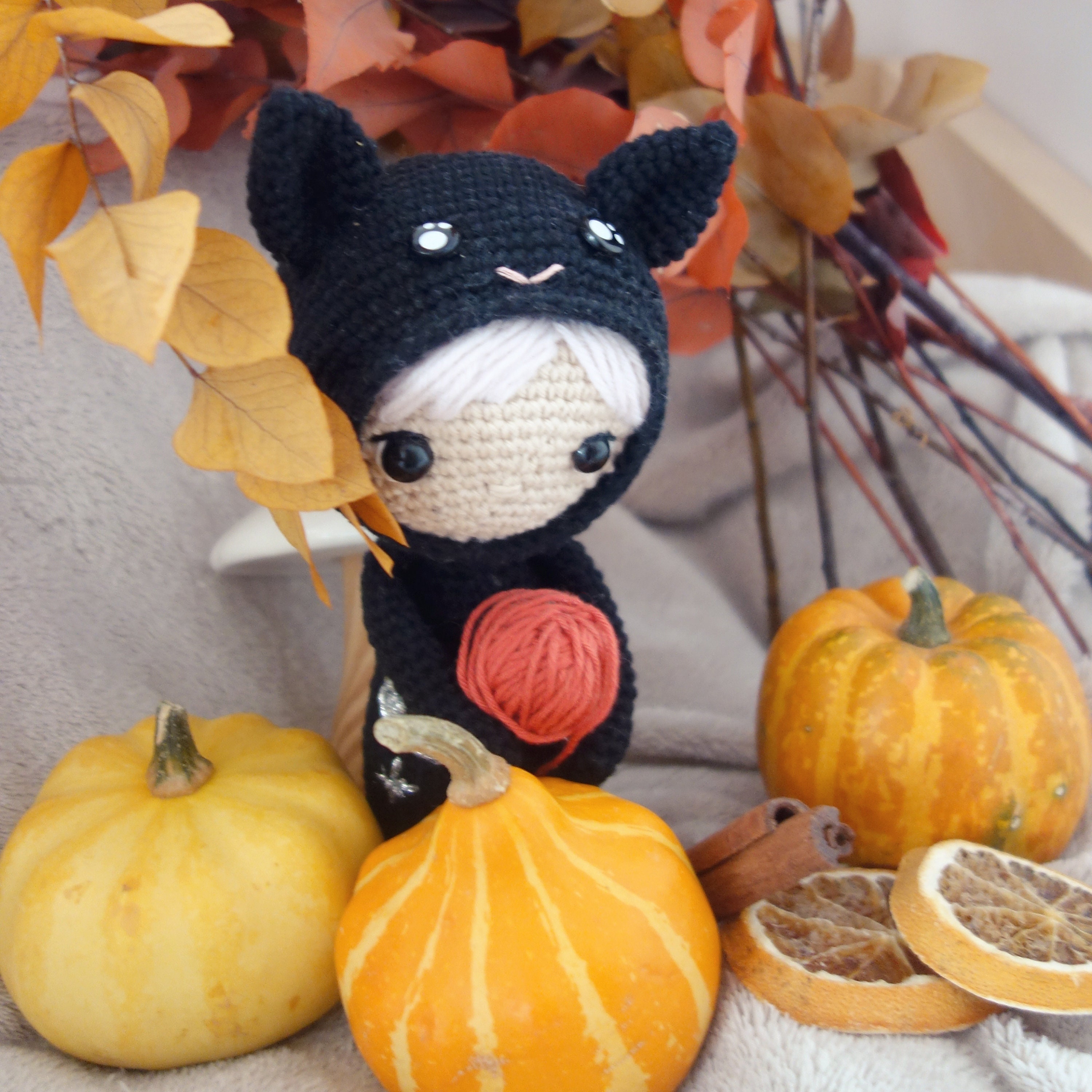 編みぐるみ編み図：ハロウィンの小さな猫「ミク」 / フランス語版PDF