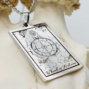 Pendentif de carte de tarot de la roue de la fortune (acier inoxydable) Collier des arcanes majeurs gothique changement cycles du destin vie bonne chance transformation