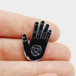 Pentagram mano Pin - mano nera smalto perno spilla chiromante SÌ strega gotica WITCHCRAFT perni borchie regalo salem goth spilla zingara