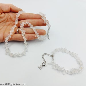 Puede incluir: Dos collares hechos de trozos de cuarzo transparente. Uno de los collares tiene un dije de plata con un s&iacute;mbolo.