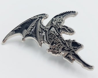 Luzifer-Anstecknadel (Luciferothica Branded Silver Tone Edition) – von Gustave Dore Morningstar Illustration Sigil Gift Emaille Goth Pin Deluxe Verschluss