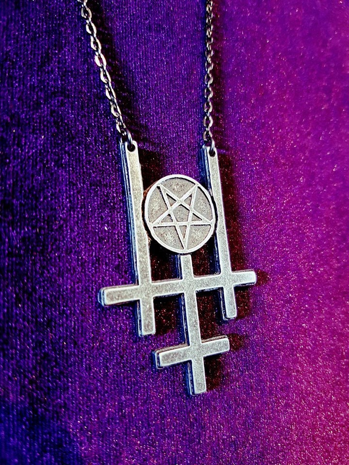 Inverted Gothic Cross Pendant with Onyx, 18,95 €