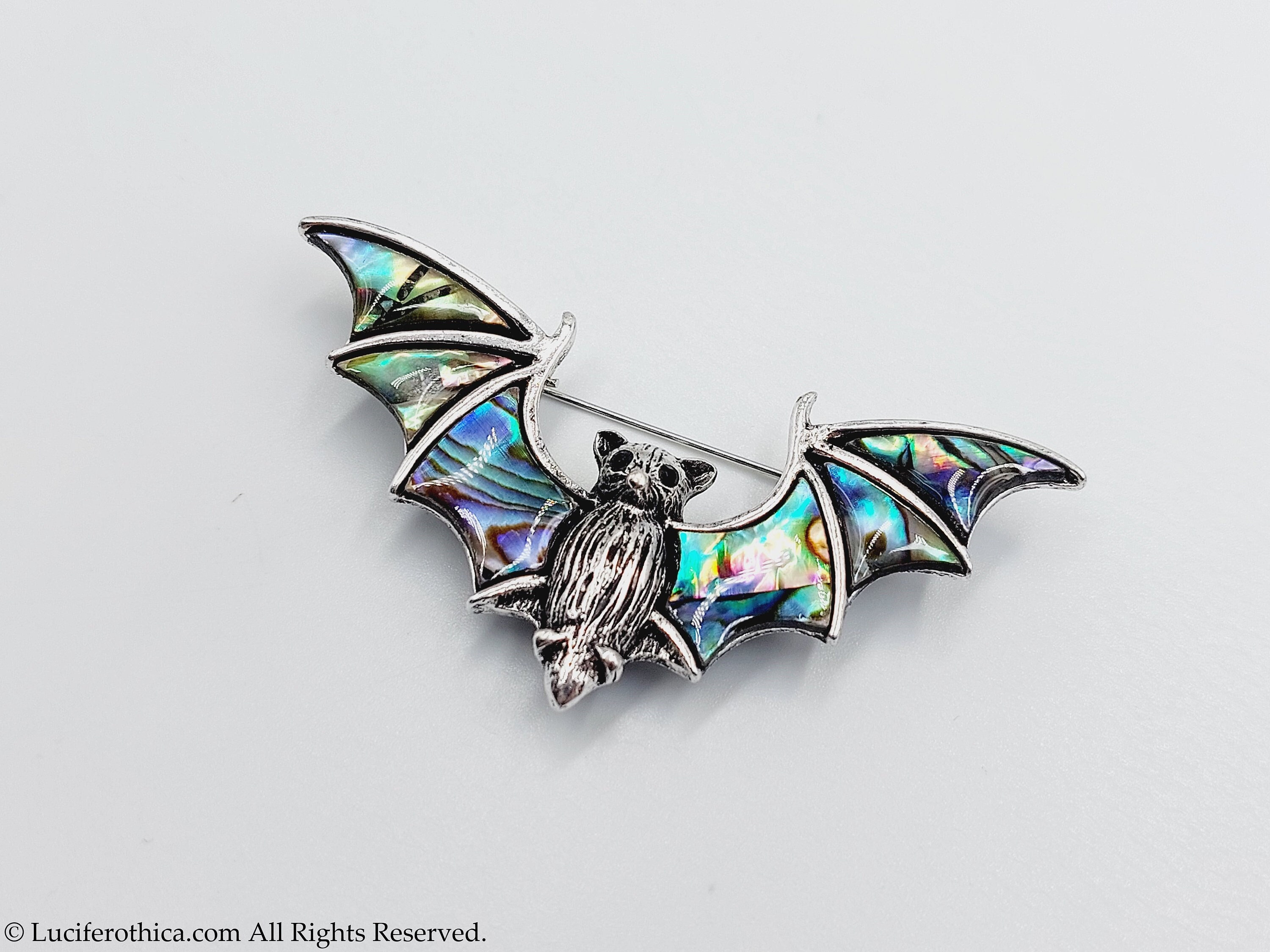 Kaufe Emaille Halloween Totenkopf Fledermaus Pin Zink