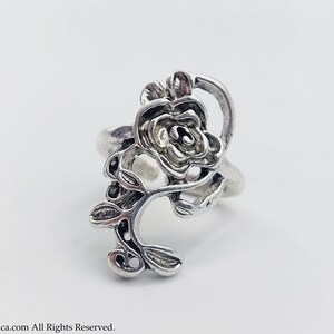 K&ouml;nnte beinhalten: Ein silberner Ring mit einem detaillierten Rosenmotiv. Die Rose sitzt auf einem Stiel mit Bl&auml;ttern.