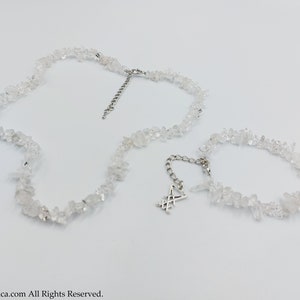 Puede incluir: Un conjunto de dos collares hechos con cristales de cuarzo transparentes. El collar m&aacute;s largo tiene un cierre plateado y el collar m&aacute;s corto tiene un dije plateado con un dise&ntilde;o geom&eacute;trico.