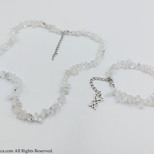 Puede incluir: Un conjunto de dos collares hechos con virutas de cuarzo transparente. El collar m&aacute;s largo tiene un extensor de cadena plateado y el collar m&aacute;s corto tiene un dije plateado con un dise&ntilde;o geom&eacute;trico.