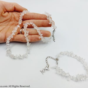 Puede incluir: Dos collares hechos de trozos de cuarzo transparente. Uno de los collares tiene una cadena de plata con un dije de pentagrama de plata.