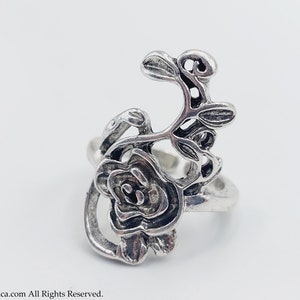K&ouml;nnte beinhalten: Silberring mit einem detaillierten Rosen- und Rankendesign. Der Ring ist offen und hat ein zartes, filigranes Design.