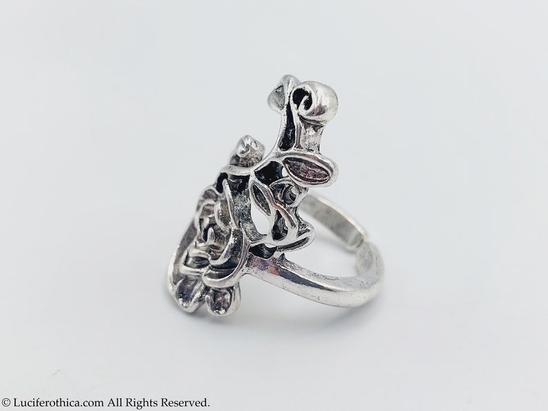 K&ouml;nnte beinhalten: Silberring mit floralem Design mit einer Rose und Bl&auml;ttern.
