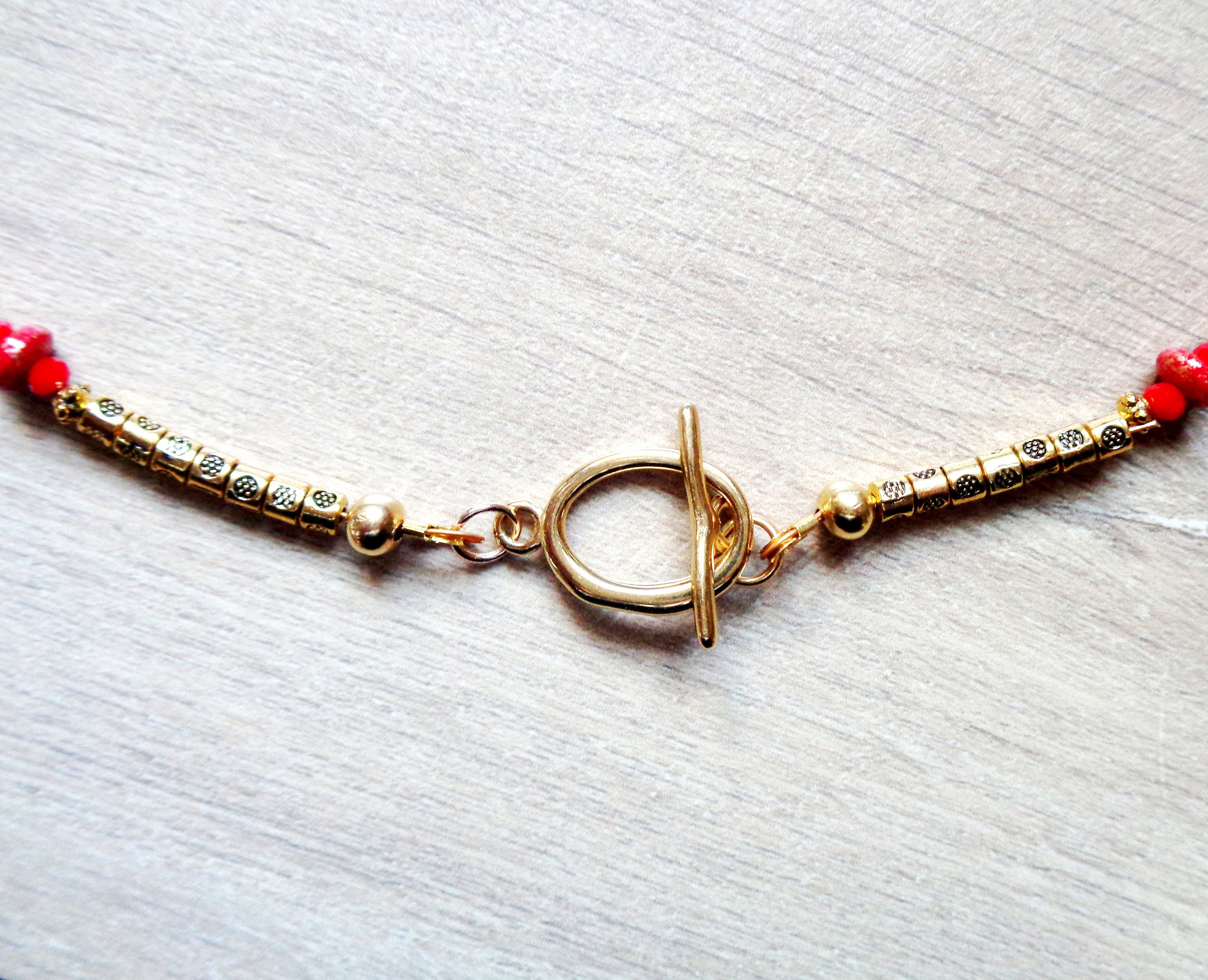 Collana girocollo con perline a forma di corallo di colore rosso