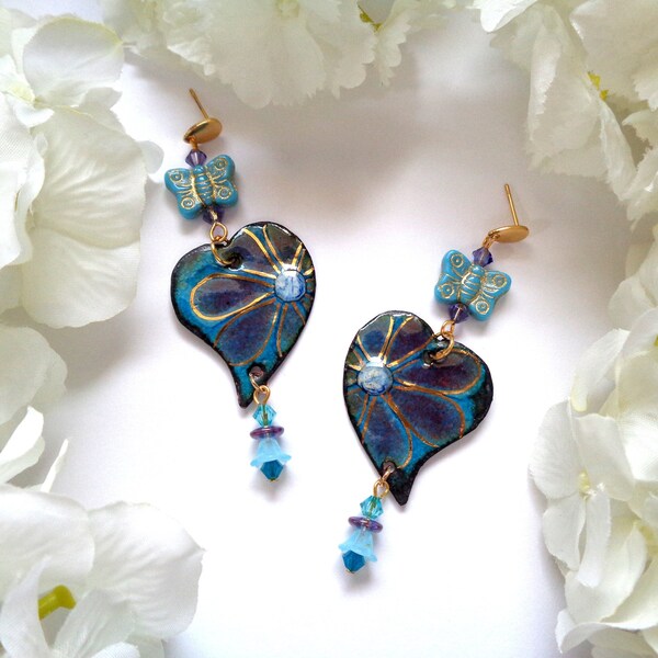 Boucles d'oreilles COEUR BOHEME et PAPILLON, Turquoise / Violet, cuivre émaillé artisanat français, verre tchèque, support acier (*), L=75mm