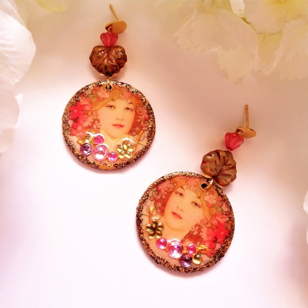 Boucles oreilles esprit ART NOUVEAU, portrait féminin, tons orangés doux s/bois vernis / verre tchèque et Swarovski, support au choix, 7x3cm