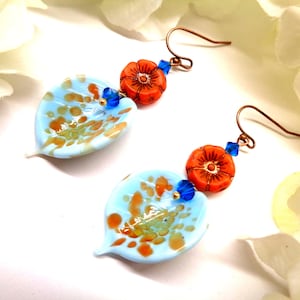 Romantiska boho örhängen, Muranoglas spunnet i Frankrike, tjeckiskt glas, Swarovskikristall, blått och orange, koppardetaljer, 55x23mm