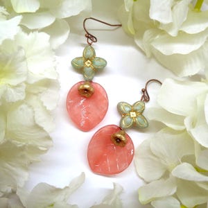 Romantiska boho örhängen, Murano-glas spunnet i Frankrike, tjeckiskt glas, antik rosa, salviagrönt, gammalt guld, koppardetaljer, L=55mm