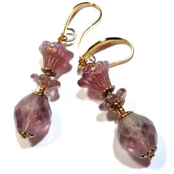 Boucles d'oreilles esprit rétro / Victorien, fleur et perle de verre tchèque prune rosé, élégant support doré
