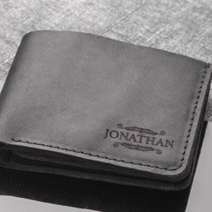Personalisierte Brieftasche für Freund, Schwarze Brieftasche benutzerdefinierte, Leder Brieftasche Herren Bifold, Herren Brieftasche personalisiert, Brieftasche mit Gravur für Männer
