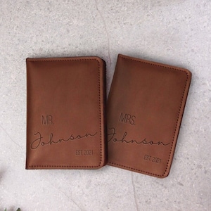 Paspoorthouder voor hem en haar, aangepast paspoorthouder paar, paspoorthouder gepersonaliseerd, monogram paspoorthoes leer