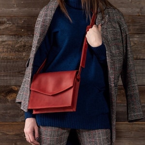 Cartera de cuero, Bolso pequeño de cuero, Bolso de cuero, Regalo para ella, Regalo mamá, Bolso de cuero rojo, Crossbody ajustable, Crossbody messenger