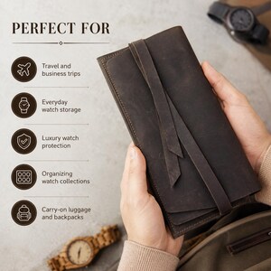 以下が含まれることがあります： ストラップ留めの濃い茶色の革製時計ロール。上部には「PERFECT FOR」の文字。旅行、毎日の時計収納、高級時計保護、時計コレクションの整理、機内持ち込み手荷物用に設計されています。