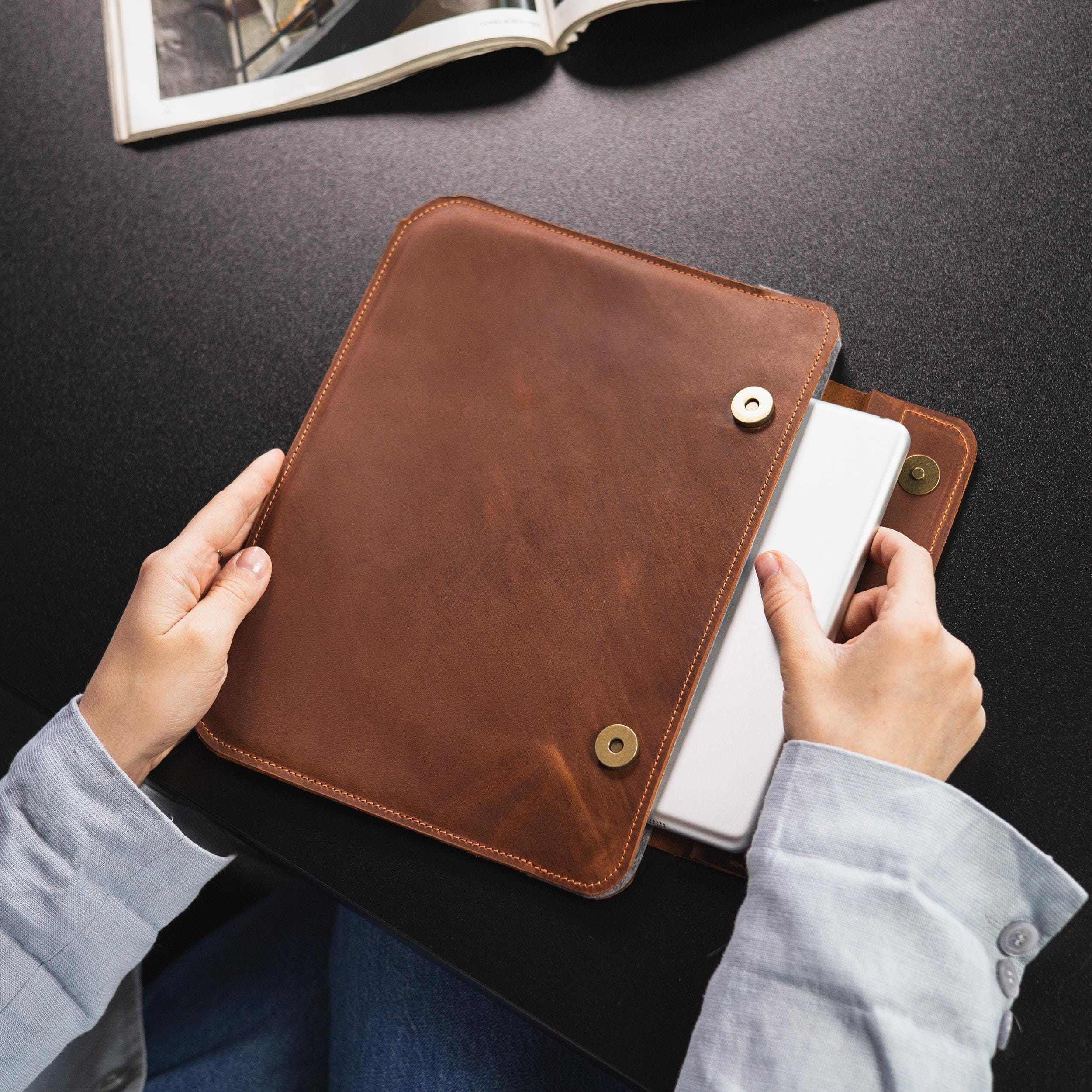 Étui IPad Leica × Schedoni Cuir Italien (marron/jaune) – Neuf, Boîte Abîmée