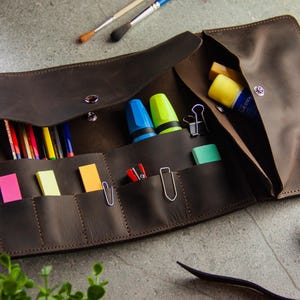 Leren potloodrol, leren etui, potloodomslag, pennenrol, leren pennenetui, pennenzakje, leren etuimonogram, leren gereedschapsrol