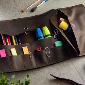 Lederrolle für Stifte,Etui aus Leder mit Monogramm,Stiftrolle,Stiftrolle,Etui aus Leder,Stiftrolle,Etui aus Leder