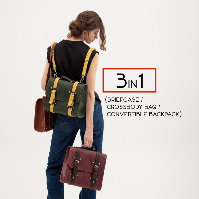K&ouml;nnte beinhalten: Eine Frau tr&auml;gt eine gr&uuml;ne Ledertasche 3-in-1, eine Umh&auml;ngetasche und einen wandelbaren Rucksack mit gelben Riemen. Sie h&auml;lt auch eine bordeauxrote Ledertasche mit braunen Riemen. Der Text "3 in 1" steht in einem roten Kasten &uuml;ber den Taschen.